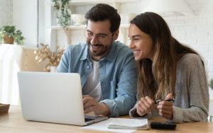 Banca Cambiano due persone che sorridono davanti ad un portatile